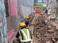 Pengerjaan perbaikan jalan dan drainase di kawasan Jalan Pongtiku Makassar