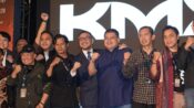 Wamen Kebudayaan Giring Ganesha bersama Wali Kota Makassar Munafri Arifuddin dalam penutupan Konferensi Musik Indonesia 2026