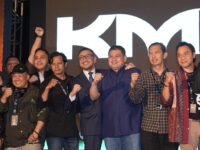 Wamen Kebudayaan Giring Ganesha bersama Wali Kota Makassar Munafri Arifuddin dalam penutupan Konferensi Musik Indonesia 2026