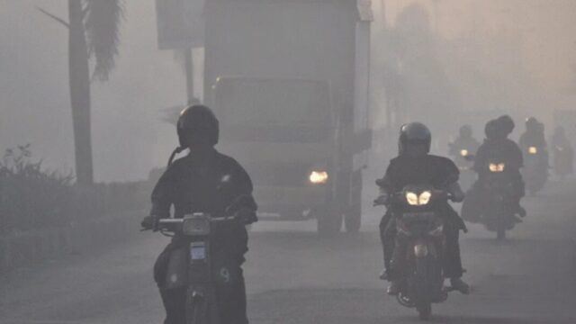 Kabut asap mengganggu jarak pandang pengendara di Maluku Utara.