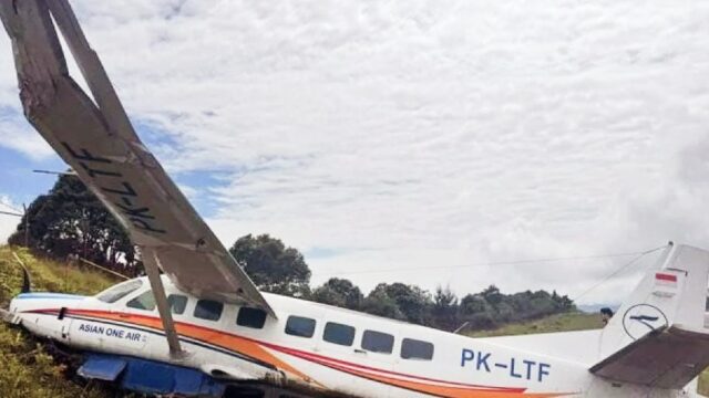 Pesawat Caravan Asian One Air PK-LTF tergelincir di Bandara Bilorai, Sugapa, Intan Jaya, Papua Tengah.