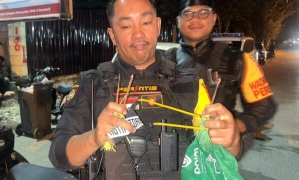 Polisi mengamankan 68 pelajar yang diduga hendak tawuran di Kendari dan menyita sejumlah barang bukti.