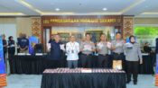 Polisi mengungkap dugaan pengiriman uang palsu senilai Rp980 juta di Pelabuhan Bakauheni, Lampung.