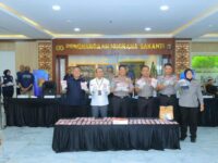 Polisi mengungkap dugaan pengiriman uang palsu senilai Rp980 juta di Pelabuhan Bakauheni, Lampung.