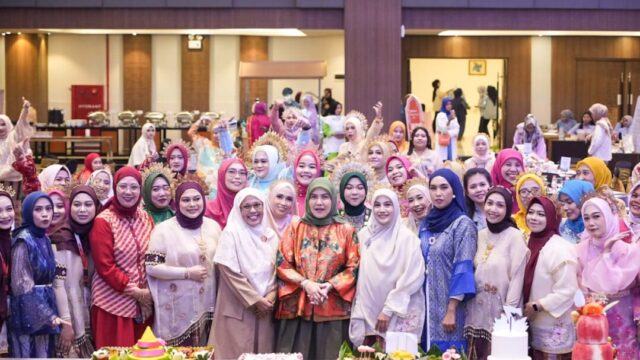 Aliyah Mustika Ilham menghadiri perayaan HUT ke-7 dan peluncuran identitas baru MOMTOMOMS di Makassar.