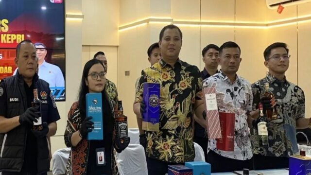Diduga dari Singapura, 8.664 Botol Miras Ilegal Senilai Rp8 Miliar Digagalkan di Batam