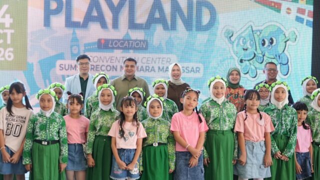 Munafri Arifuddin dan Aliyah Mustika Ilham bersama anak PAUD saat United Nations Day di Summarecon Makassar