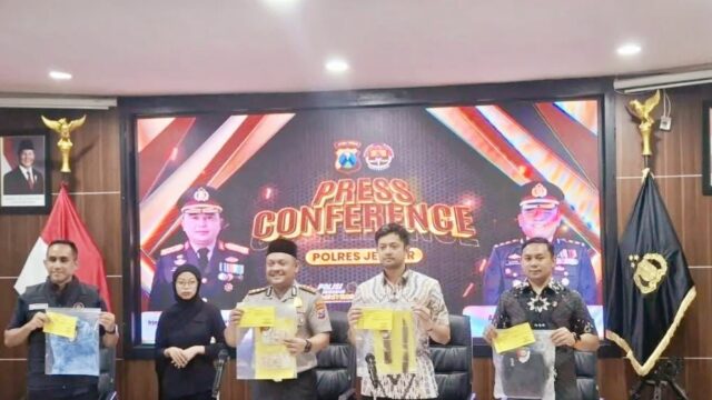 Dua terduga pelaku perampokan Toko Emas Murni di Jember ditangkap polisi di Banyuwangi.