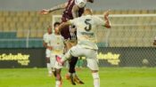 PSM Makassar menghadapi Persebaya Surabaya dalam pertandingan Liga 1