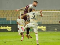 PSM Makassar menghadapi Persebaya Surabaya dalam pertandingan Liga 1