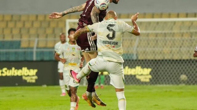 PSM Makassar menghadapi Persebaya Surabaya dalam pertandingan Liga 1
