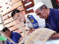 Warga binaan Rutan Pangkep membuat kerajinan bambu dan lidi sawit