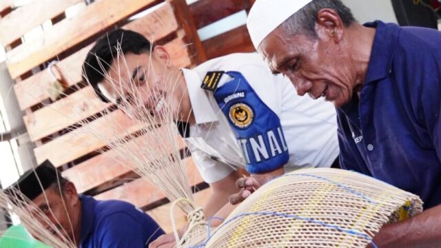 Warga binaan Rutan Pangkep membuat kerajinan bambu dan lidi sawit